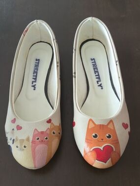 Streetfly Women's Beige Cat Print Ballet Flats